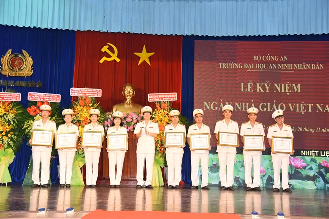 Các cá nhân nhận được Bằng khen của Bộ Công an về những thành tích xuất sắc trong công tác.