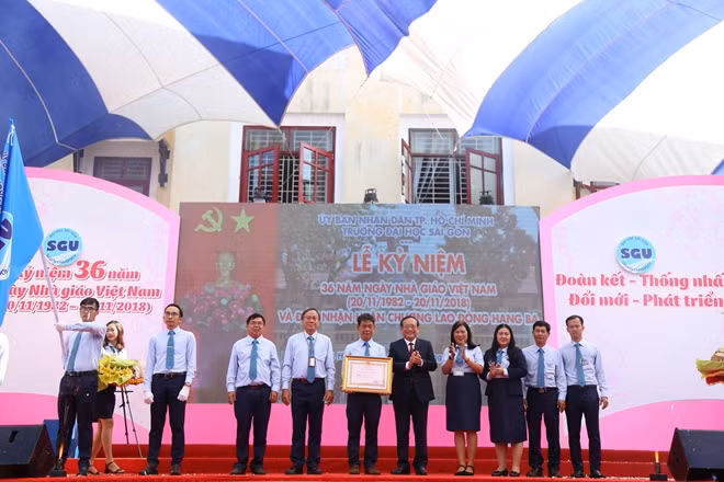 PGS.TS Phạm Hồng Quân, Hiệu trưởng Đại học Sài Gòn lên nhận quyết định "Huân chương Lao động Hạng Ba"