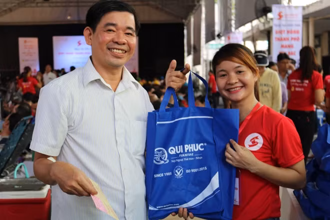 Đông đảo người dân, nhất là các bạn trẻ TP Hồ CHí Minh tới đăng kí hiến máu trong sáng 22/6 tại Cung Văn hoá Lao động.