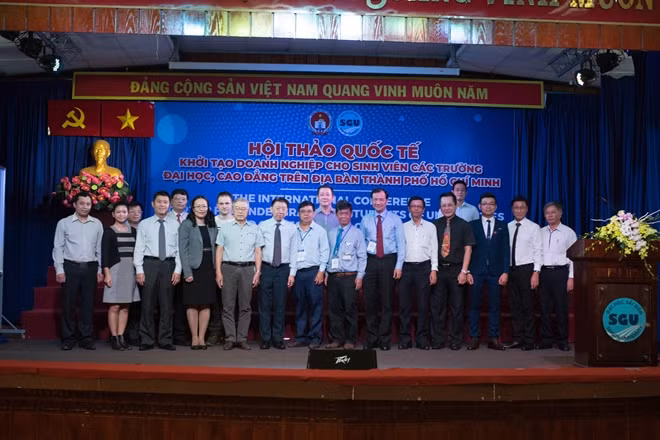 Các đại biểu chụp hình lưu niệm tại hội thảo.