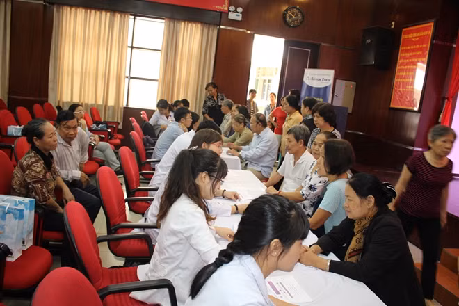 Các đại biểu là cán bộ hưu trí được tham gia tầm soát căn bệnh SSTT tại hội thảo ra mắt.