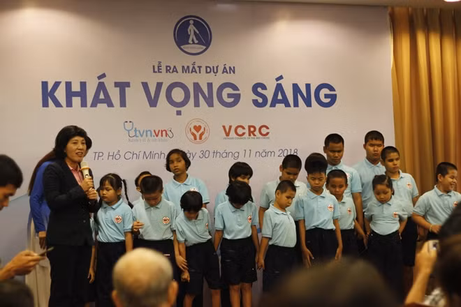 Các em học sinh của Mái ấm Nhật Hồng biểu diễn văn nghệ tại buổi lễ.