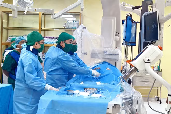 Y bác sĩ BVXA TP Hồ Chí Minh thực hiện ca can thiệp mạch máu não cho bệnh nhân.