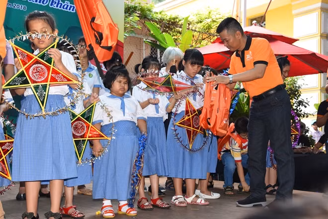 Vui sướng nhận quà từ Ban tổ chức.