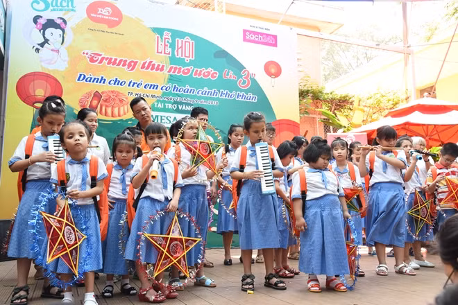 Nhóm biểu diễn của các em thuộc Mái ấm khiếm thị Huynh Đệ quận Bình Tân trong bài hát "Gặp mẹ trong mơ".