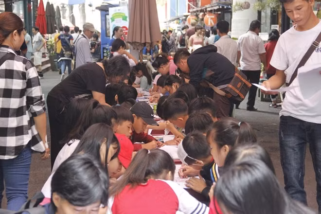 Đông đảo phụ huynh trên địa bàn TPHCM cho con tới tham dự