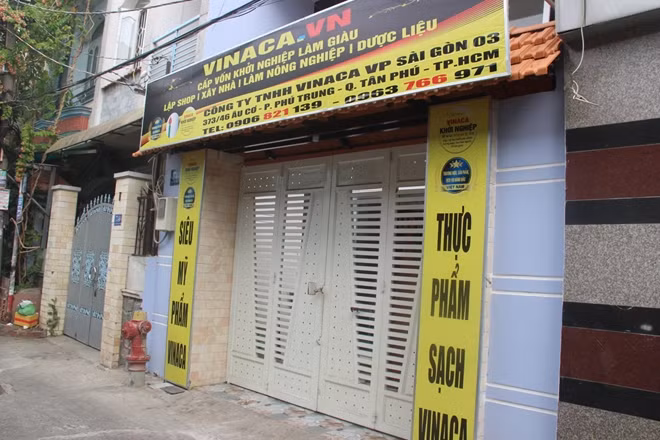 Trụ sở Công ty TNHH Vinaca VP Sài Gòn 03 (tại số 373/46 Âu Cơ, P.Phú Trung, Q.Tân Phú) có người bên trong nhưng đóng cửa khi đoàn thanh tra tới.( sáng 18-4).
