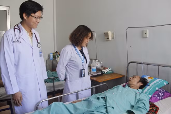 Bệnh nhân - Dược sĩ đã thoát chết một cách thần kì sau nỗ lực của các bác sĩ với 7 lần sốc điện.