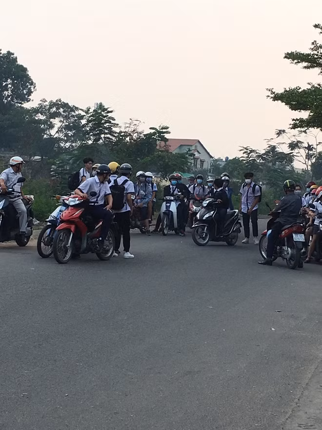 Chiều 28-3 đônhg đảo HS và PHHS lớp 11 A11 tập trung trước cổng trường chuẩn bị đi viếng và chia buồn cùng gia đình người bạn xấu số