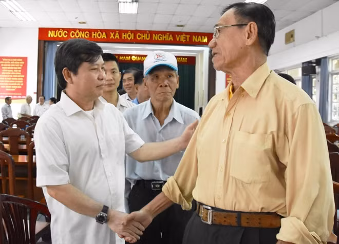 Viện trưởng VKSND tối cao- ĐBQH Lê Minh Trí tiếp xúc, lắng nghe tâm tư của các cử tri quận 5