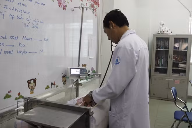 Bác sĩ đang chăm sóc cho bé tại BV Nhi đồng 1.