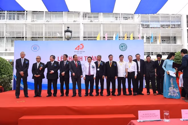 Phó Thủ tướng Thường trực Trương Hoà Bình chụp hình lưu niệm cùng các đại biểu hai bên.