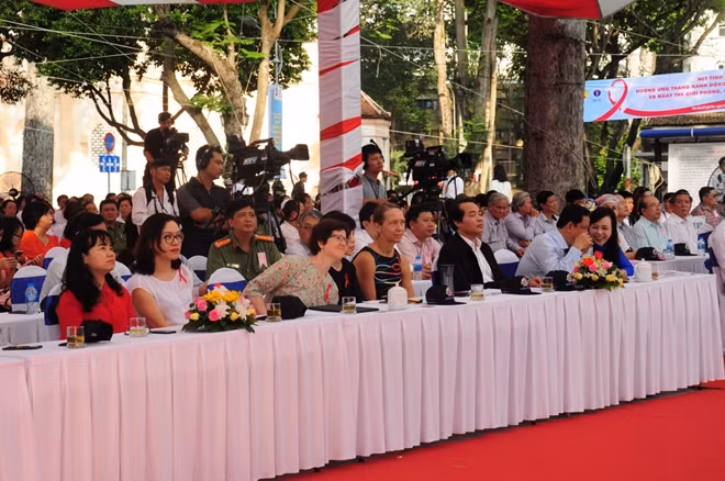 Đại biểu trong và ngoài nước cùng đông đảo người dân TP HCM tham gia buổi lễ mít tinh sáng 1-12.
