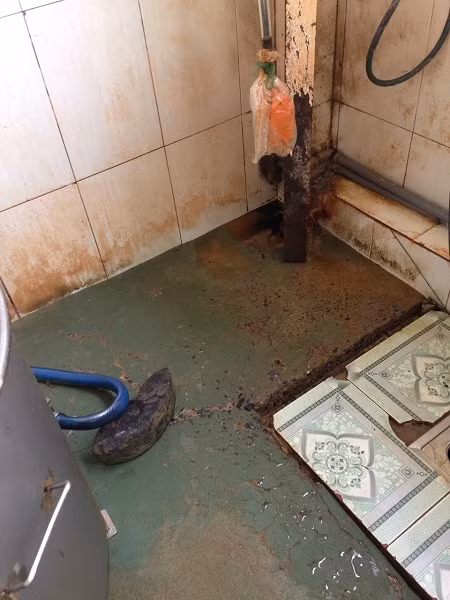 Nền nhà ẩm thấp bong tróc tại cơ sở Hà Trang ( Củ Chi) nơi cung cấp chà bông gà gây ra vụ ngộ độc. Nền nhà ẩm thấp bong tróc tại cơ sở Hà Trang ( Củ Chi) nơi cung cấp chà bông gà gây ra vụ ngộ độc.