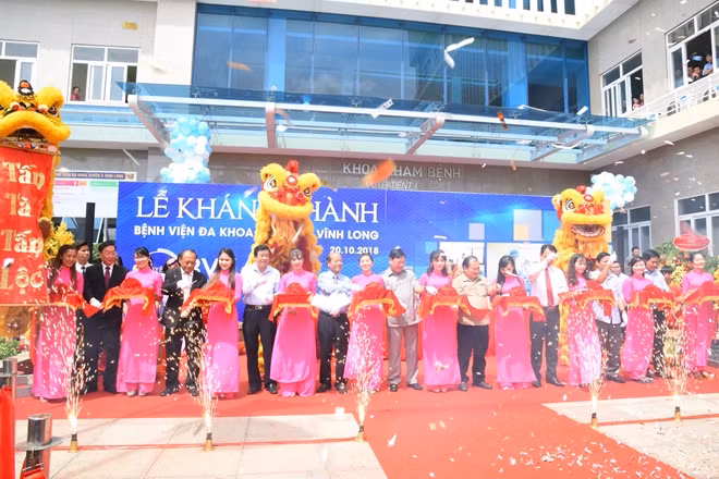 Các đại biểu tham dự lễ cắt băng khánh thành.