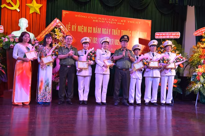 Trung tướng Ksor Nham và Thiếu tướng Tống Mạnh Chinh tặng hoa và Kỷ niệm chương "Vì sức khoẻ nhân dân" của Bộ Y tế cho 8 Cán bộ chiến sĩ của BV 30-4.