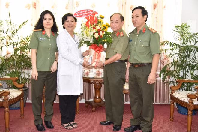 Phó Giám đốc Bệnh viện Chợ Rẫy Phạm Thị Ngọc Thảo đón nhận Lẵng hoa của Báo CAND trao tặng.