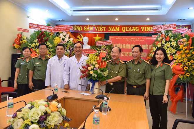 Phó Tổng Biên tập, Đại tá Trần Kim Thẩm và đoàn công tác chúc mừng sức khoẻ lãnh đạo và các bác sĩ Bệnh viện 30-4.