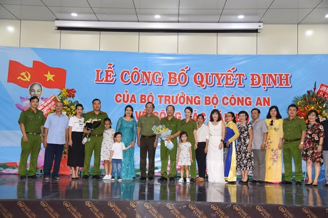 Thứ trưởng Nguyễn Văn Thành chụp hình lưu niệm cùng lãnh đạo Nhà trường, Thiếu tướng Trịnh Văn Thanh và gia đình của Thiếu tướng.