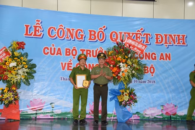 Thứ trưởng Nguyễn Văn Thành trao quyết định cho Thiếu tướng Trịnh Văn Thanh.