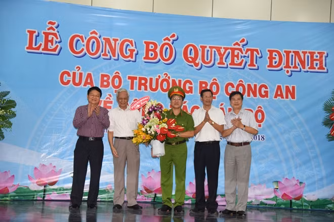 Các đồng chí nguyên là lãnh đạo Tổng Cục Chính trị CAND và Cục Đào tạo lên trao hoa và chụp hình lưu niệm cùng Thiếu tướng Trịnh Văn Thanh.