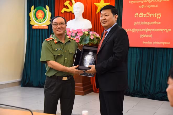 Thiếu tướng Tống Mạnh Chinh đón nhận quà lưu niệm từ đại tướng Chea Nareth