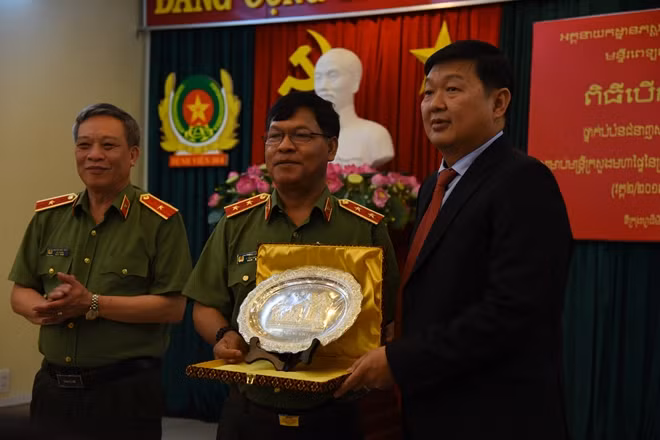 Trung tướng Kso Nham đón nhận quà lưu niệm từ Đại tướng Chea Nareth.