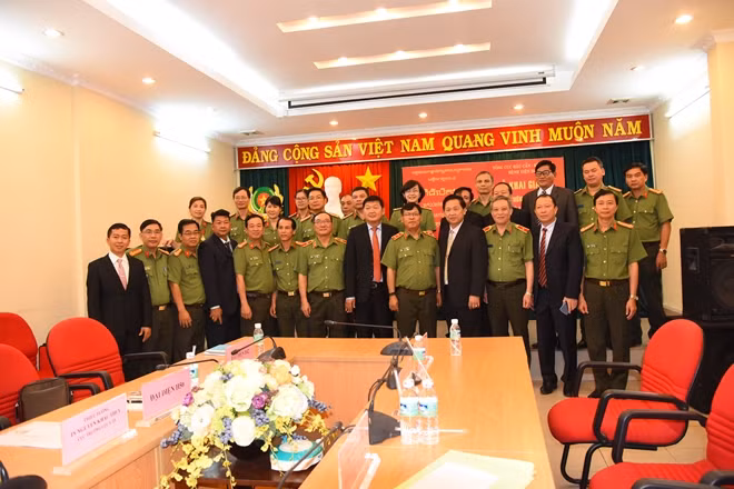 Tập thể lãnh đạo Bệnh viện và giảng viên tham gia khoá tập huấn chụp hình lưu niệm với đoàn cán bộ Y tế Campuchia