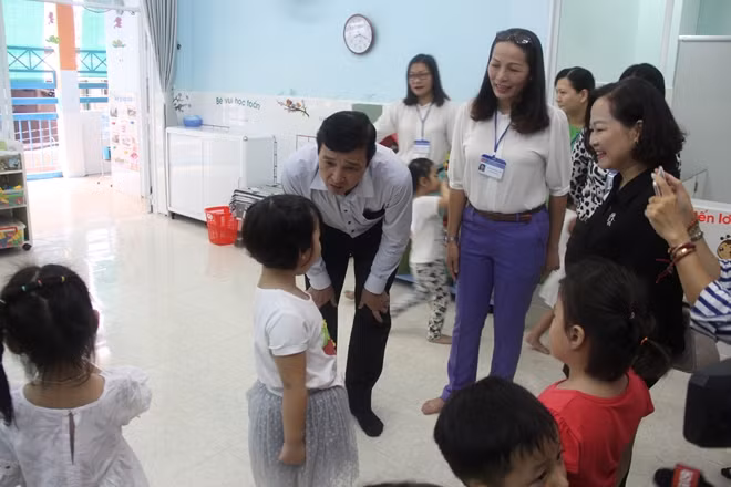 Đoàn công tác của Sở Y tế và Trung tâm Y tế dự phòng TP HCM kiểm tra phòng chống dịch tại trường Mầm non P.1, quận 10.