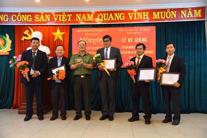 Thiếu tướng Tống Mạnh Chinh trao giấy chứng nhận, và hoa cho các bác sĩ Campuchia tham gia đợt học lần này.
