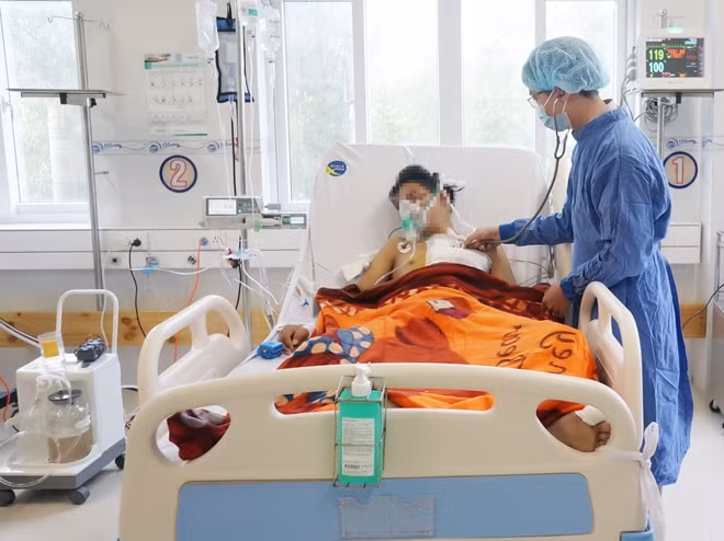 Bệnh nhân đang được chăm sóc điều trị hồi sức tích cực sau mổ
