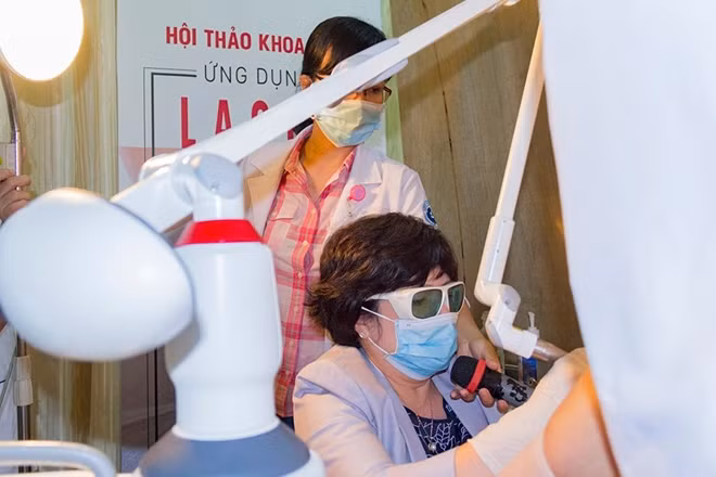 Bác sĩ mổ thị phạm l trong ứng dụng máy laser trong điều trị bệnh lý són tiểu cho bệnh nhân.