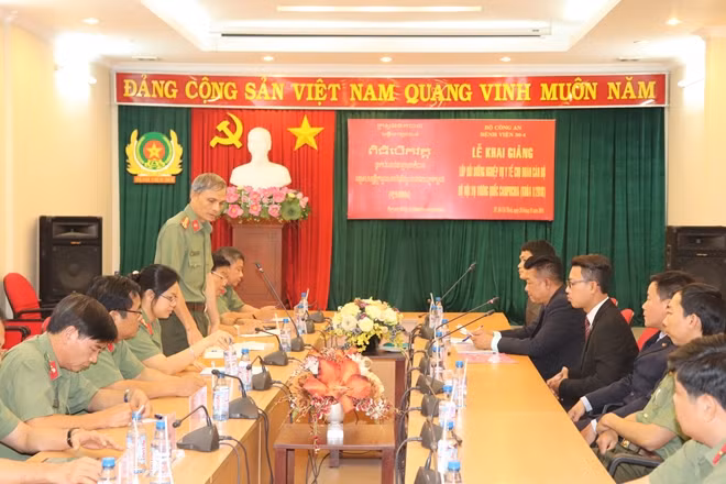 Hai bên trao đổi nội dung khóa học.