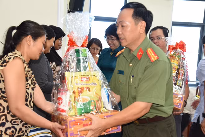 Thượng tá Đặng Ngọc Như-Phó Trưởng CQĐD báo CAND tại TP HCM lên trao quà cho bà con.