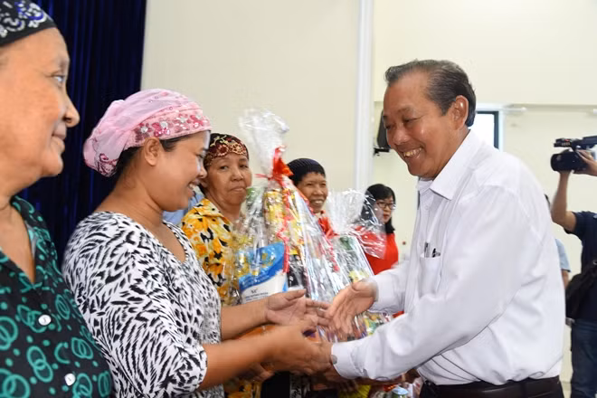 Bà con người Chăm quận 8 xúc động khi nhận được phần quà do Phó Thủ tướng trao tặng.