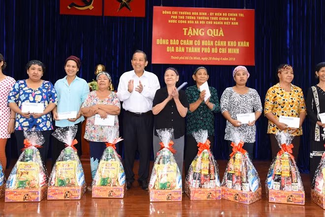Phó Thủ tướng chụp hình lưu niệm với bà con người Chăm tại buổi lễ.