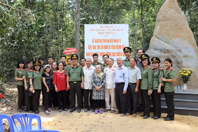 Lãnh đạo Tổng Cục HC-KT- Bộ công an cùng các đại biểu chụp ảnh lưu niệm tại buổi lễ.
