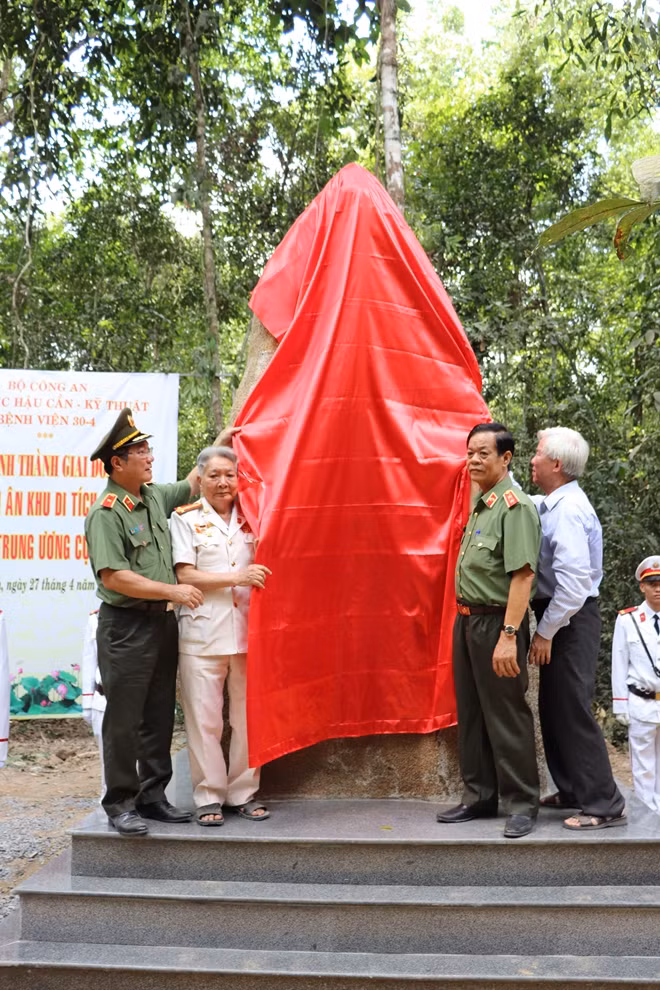 Trung tướng Lê Văn Minh - Tổng cục trưởng tổng Cục HC-KT- Bộ Công an, Thiếu tướng Tống Mạnh Chinh và các đại biểu thực hiện nghi thức khánh thành Bia tri ân.