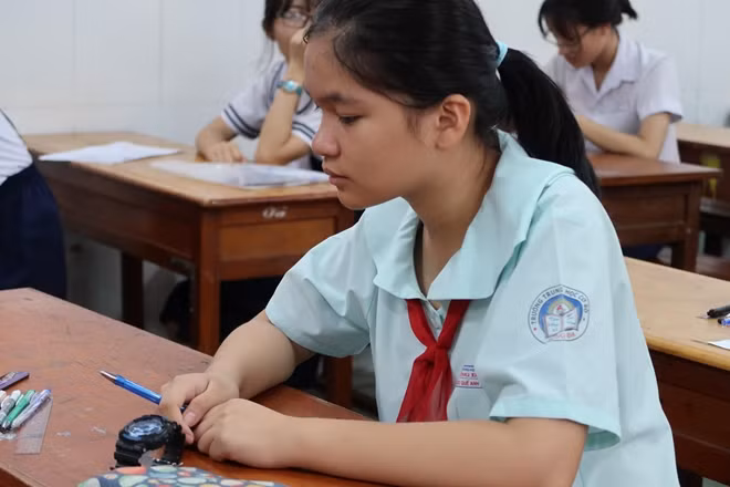 Thí sinh tại điểm thi THPT Bùi Thị Xuân trước giờ phát đề thi.