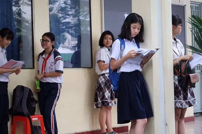 Hồi hộp xem lại đề cương trước giờ vào phòng thi( thí sinh tại THPT Bùi Thị Xuân,Q.1)