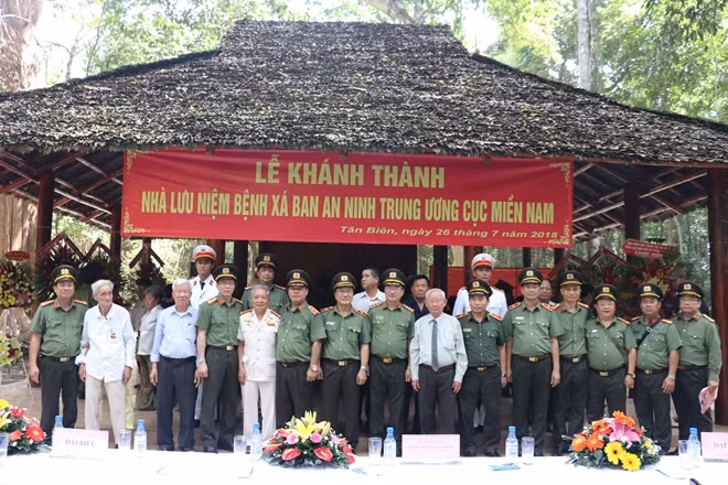 Các đại biểu chụp hình lưu niệm cùng các Cán bộ lão thành Bệnh xá năm xưa và các đồng chí nguyên lãnh đạo Bệnh viện 30-4 qua các thời kỳ.