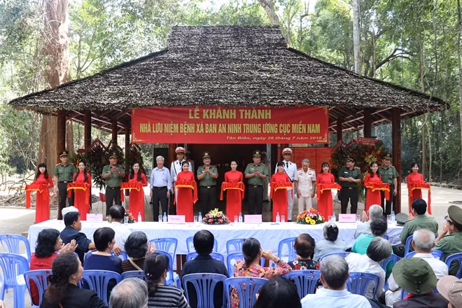 Lễ cắt băng khánh thành Nhà lưu niệm.