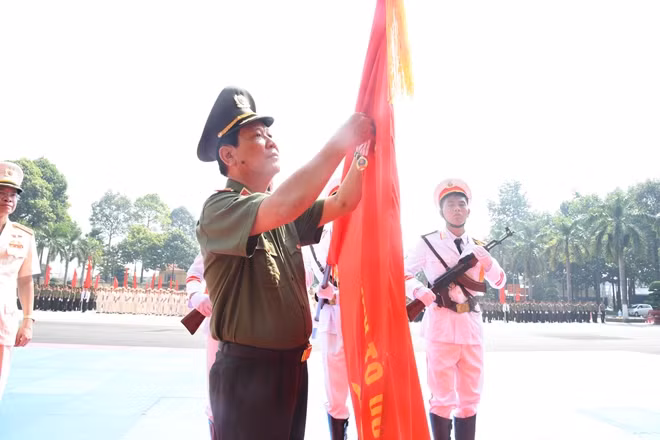 Thừa uỷ quyền của Chủ tịch nước, Thứ trưởng Nguyễn Văn Sơn đã trực tiếp lên trao Bằng Huân chương và gắn Huân chương Bảo vệ Tổ quốc hạng Nhất lên lá cờ Truyền thống của Nhà trường.