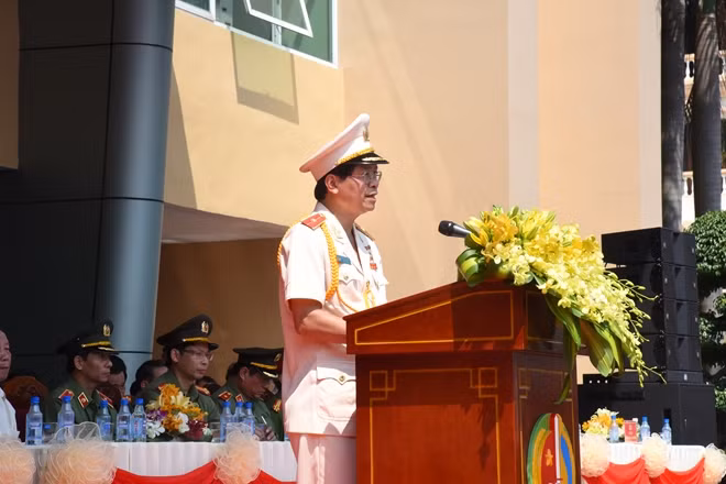 Thiếu tướng Đặng Văn Đoài, Hiệu trưởng Nhà trường đọc diễn văn khai mạc.