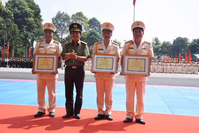 Trao tặng Bằng khen cho các tập thể và cá nhân có thành tích đóng góp trong công tác giáo dục đào tạo năm học 2017-2018.