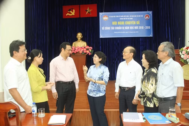 Các Đại biểu trao đổi bên lề hội nghị