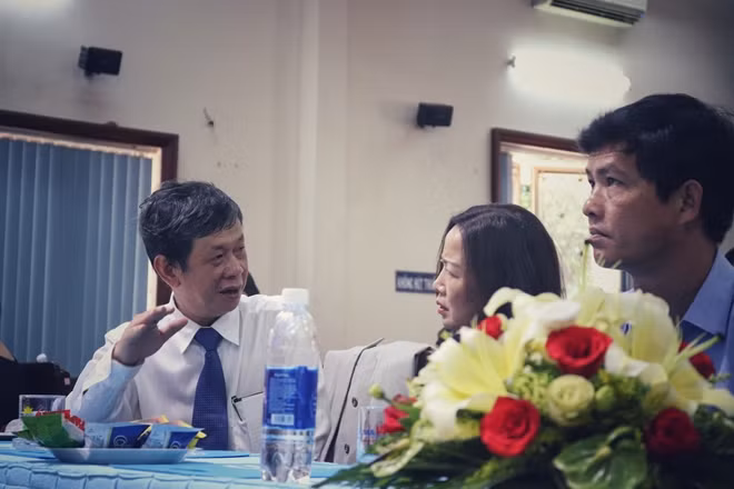 PGS TS Lê Hoàng Quân Hiệu trưởng ĐH Sài Gòn trao đổi với các đại biểu.