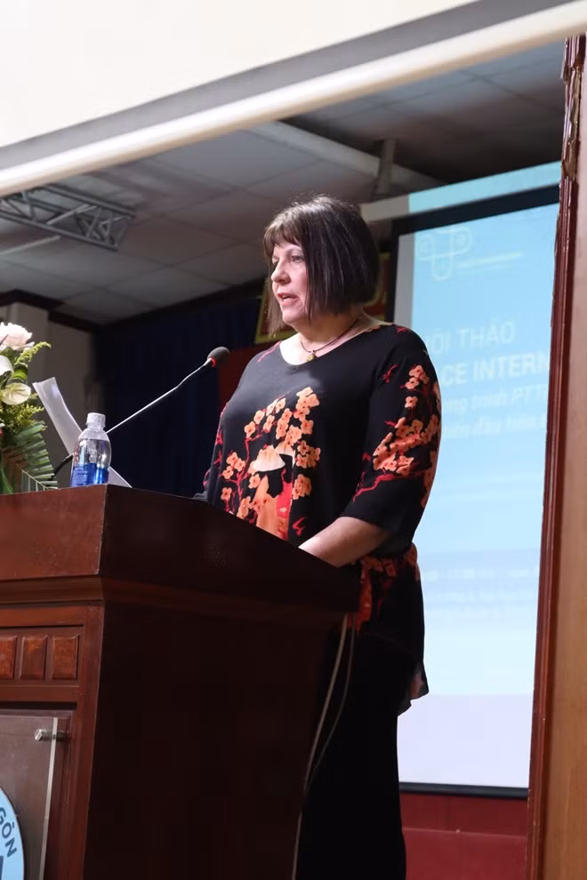 Bà Cathy Schultz, Giám đốc chương trình PTTH Bang Nam Úc SACE International phát biểu