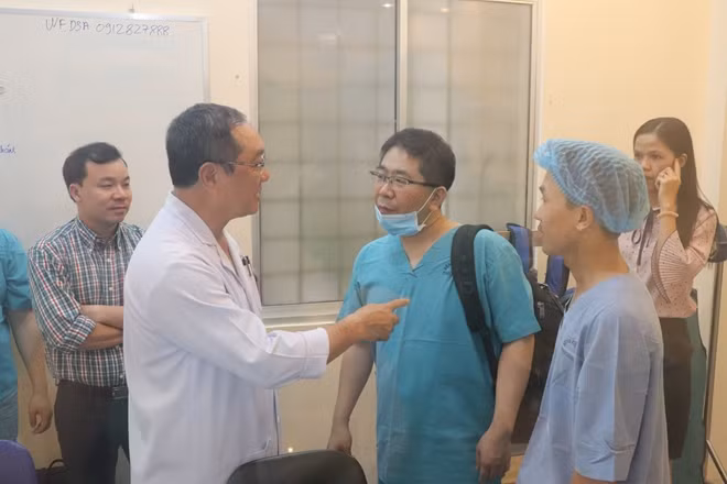 Thiếu tướng Tống Mạnh Chinh-GĐ BV 30-4 trò chuyện với các bác sĩ Chuyên gia Nhật.