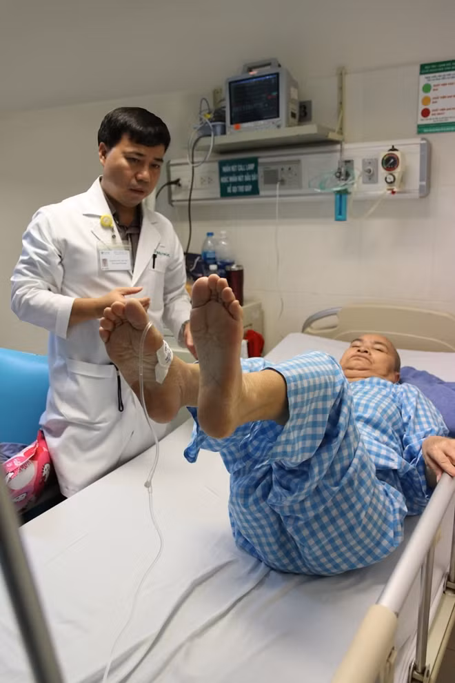 Cụ bà N.T.U được thăm khám trước khi xuất viện.